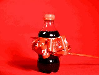 輕輕一拉瓶標(biāo)，可樂秒變新年禮物！